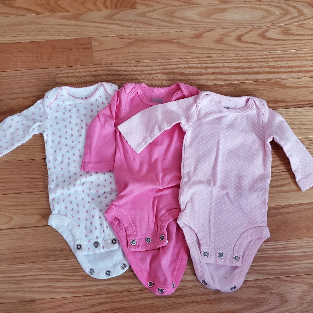 3 newborn onsies